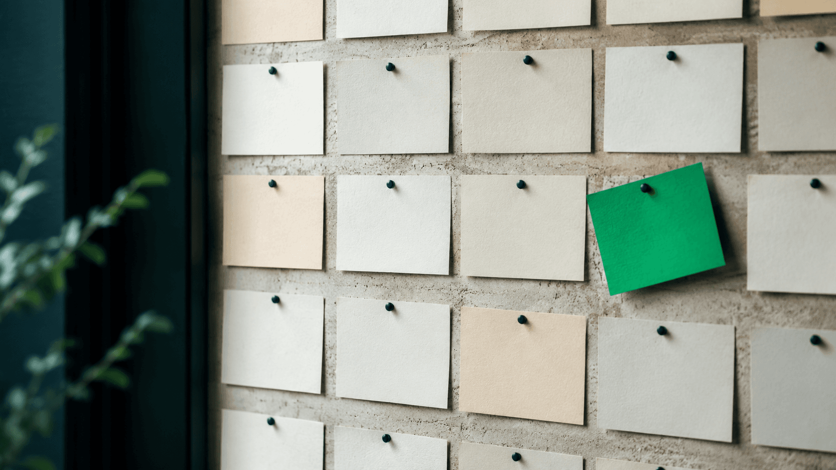 Een wand met blanco vacaturekaarten waarvan één groene — de niet-geadverteerde arbeidsmarkt