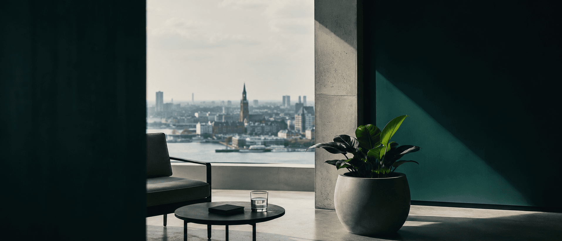 Een rustige lounge op een hoge verdieping met zicht op Antwerpen en de Schelde